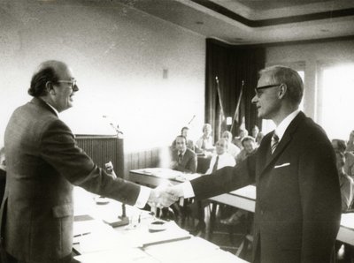 In der ersten Kreistagssitzung der Wahlperiode 1975 bis 1980 gratuliert Landrat Josef Raulf dem Oberkreisdirektor Rudolf Harling nach dessen einstimmiger Wahl. Foto: Kreisarchiv
