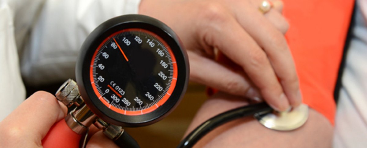 Es wird eine Blutdruckmessung durchgeführt. Foto: Thomas Weinstock/ Kreis Soest