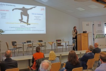 Referentin Prof. Dr. Petra Lippegaus von der SRH Hochschule in Nordrhein-Westfalen vor Teilnehmenden der Bildungskonferenz.