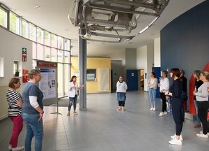 Ebru Cakir vom Marienkindergarten Erwitte (Mitte links) stellt den Teilnehmerinnen und Teilnehmern der Abschlussveranstaltung zur NWT-Qualifizierung Pfiffikus+ 2021/2021 die Dokumentation ihres Praxisprojektes mit den Kindern ihrer Einrichtung vor. 