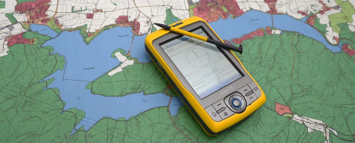 Ein Vermessungsgerät liegt auf einer Landkarte. Foto: Judith Wedderwille/ Kreis Soest