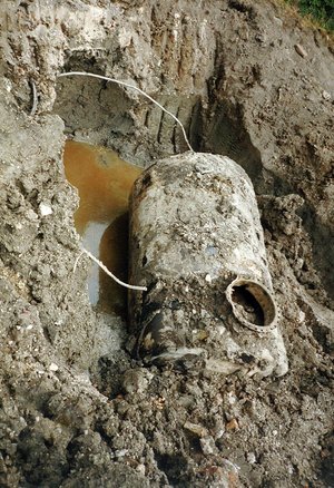 Altes ausgelaufenes Fass in einer Grube. Foto: Jürgen Windmeier/Kreis Soest