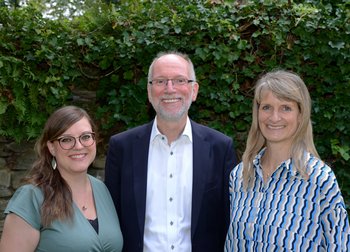 Das Team des Regionalen Bildungsbüros, Stephanie Seidel (links), Achim Schmacks (Mitte) und Anja Besse (rechts). Foto: Judith Wedderwille/Kreis Soest