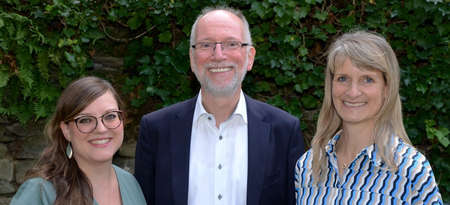 Das Team des Regionalen Bildungsbüros, Stephanie Seidel (links), Achim Schmacks (Mitte) und Anja Besse (rechts). Foto: Judith Wedderwille/Kreis Soest
