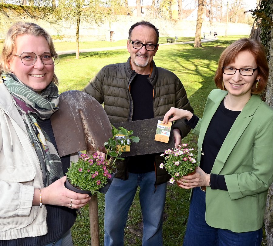 „Abpflastern 2026“. Foto: Birgit Kalle/ Kreis Soest Der Entsiegelungswettbewerb „Aufbruch 2026“ startet am 21. März. Zum Mitmachen rufen auf: Anja Berg, Klimaanpassungsmanagerin des Kreises Soest, Rainer Wolf, Klimaanpassungsmanager der Stadt Soest und Heike Paesel, Klimaprojektmanagerin der Stadt Lippstadt. Foto: Birgit Kalle/ Kreis Soest