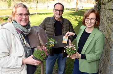 Der Entsiegelungswettbewerb „Aufbruch 2026“ startet am 21. März. Zum Mitmachen rufen auf: Anja Berg, Klimaanpassungsmanagerin des Kreises Soest, Rainer Wolf, Klimaanpassungsmanager der Stadt Soest und Heike Paesel, Klimaprojektmanagerin der Stadt Lippstadt. Foto: Birgit Kalle/ Kreis Soest