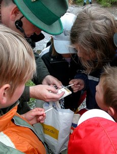 Ranger mit Kindern - Foto: Touristik-und Stadtmarketing Rüthen Ranger mit Kindern - Foto: Touristik-und Stadtmarketing Rüthen