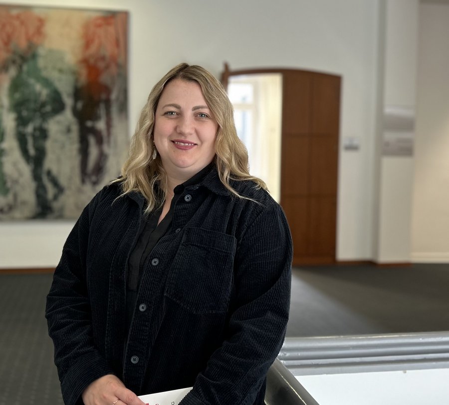 Eine Frau steht mit einem Gesetz im Bereich des Sitzungstraktes des Kreishauses.