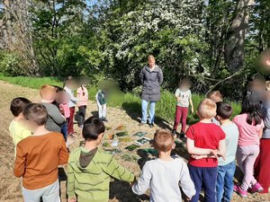 Umweltbildung mit Schulkindern. Foto: UNB/ Kreis Soest Grundschüler erhalten in freier Natur Infos zum Naturschutz. Foto: UNB/ Kreis Soest