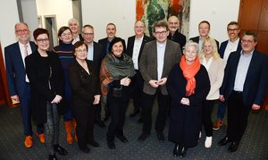 Landrätin Eva Irrgang (8. v. l.) hatte den Bildungsrat der Bildungsregion Kreis Soest im Januar 2023 ins Kreishaus eingeladen. Wichtiges Thema war der Übergang an die weiterführende Schule. Foto: Mathias Keller/ Kreis Soest Landrätin Eva Irrgang (8. v. l.) hatte den Bildungsrat der Bildungsregion Kreis Soest im Januar 2023 ins Kreishaus eingeladen. Wichtiges Thema war der Übergang an die weiterführende Schule. Foto: Mathias Keller/ Kreis Soest