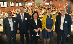 Landrätin Eva Irrgang (3. v. l.) begrüßte Prof. Dr. Raphaela Porsch, Professorin für Erziehungswissenschaft an der Universität Magdeburg, als Referentin bei der 7. Bildungskonferenz. Kreis-Dezernent Sascha Kudella (2. v. l.), Abteilungsleiter Mirko Hein (l.) und Achim Schmacks aus dem Regionalen Bildungsbüro (r.) freuten sich über die große Resonanz: Rund 140 Teilnehmerinnen und Teilnehmer hatten sich angemeldet. Foto: Birgit Kalle/ Kreis Soest