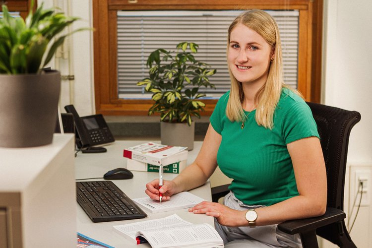 Bachelor of Arts - Soziale Arbeit. Foto: Thomas Grimm Eine junge Frau bearbeitet einen Fall des Jugendhilferechts. Foto: Thomas Grimm