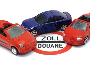 Ausfuhrkennzeichen. Foto: © Schlierner - Fotolia.com Auto am Zoll. Foto: © Schlierner - Fotolia.com