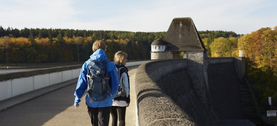 Wanderer auf der Staumauer des Möhnesee - Foto: Wirtschafts- und Tourismus GmbH Möhnesee