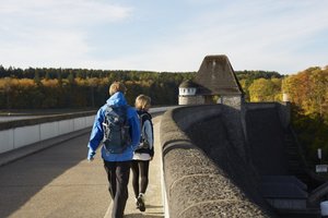 Wanderer auf der Staumauer des Möhnesee - Foto: Wirtschafts- und Tourismus GmbH Möhnesee