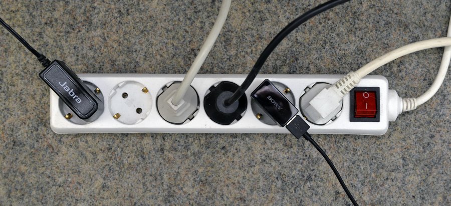 Steckdosenleiste mit unterschiedlichen Steckern. Foto: Thomas Weinstock/ Kreis Soest