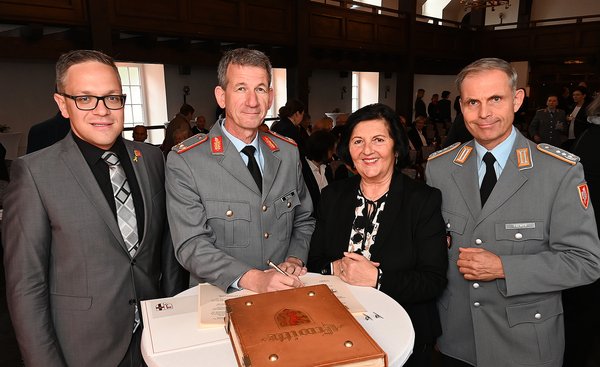 Eintrag ins Goldene Buch Eintrag ins Goldene Buch