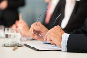 Leute sitzen in einem Meeting. Foto: © Kzenon - Fotolia.com