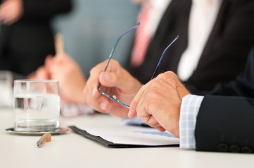 Leute sitzen in einem Meeting. Foto: © Kzenon - Fotolia.com