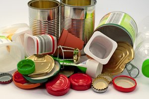 Haushaltsabfälle. Foto: © M. Schuppich - Fotolia.com Unterschiedliche Haushaltsabfälle. Dosen, Becher, Flaschenverschlüsse und andere Dinge. Foto: © M. Schuppich - Fotolia.com