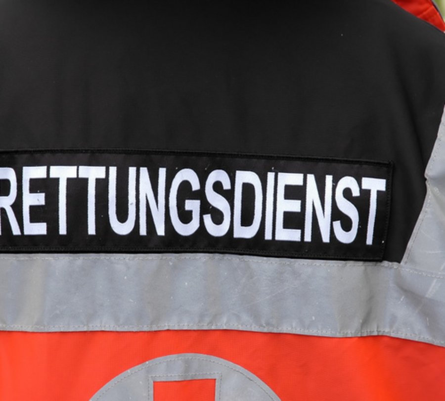 Mensch von hinten fotografiert mit einer Arbeitsjacke, auf der rettungsdienst steht. Foto: © thomasp24 - fotolia