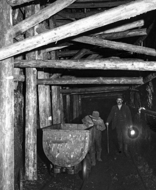 So wurden Stollen und Schächte mit hölzernen Stützen ausgebaut. Foto: Fotograf nicht überliefert © LWL-Medienzentrum für Westfalen Alter Stollen mit hölzernen Stützen - Foto: Fotograf nicht überliefert © LWL-Medienzentrum für Westfalen