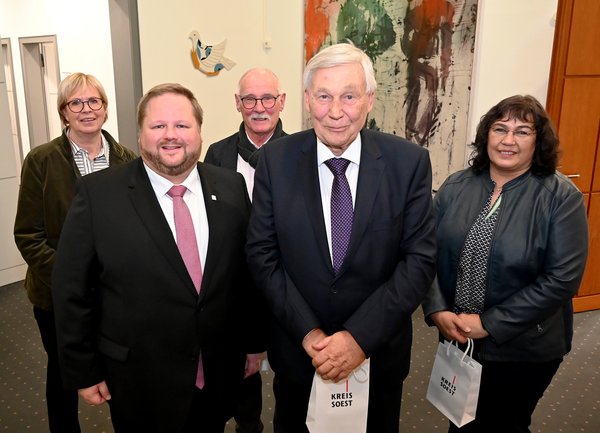 Langjährige Kreistagsabgeordnete geehrt und verabschiedet Langjährige Kreistagsabgeordnete geehrt und verabschiedet