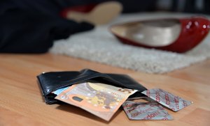 Lackschuhe, Geld, Kondome vor einem Bett. Foto: Judith Wedderwille/ Kreis Soest