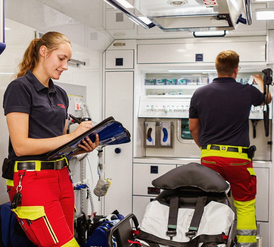 Zwei Personen kontrollieren die Ausstattung eines Rettungswagens. Foto: Thomas Grimm