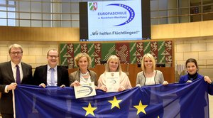 Menschen mit Europaflagge. Foto: Land NRW / W. Meyer