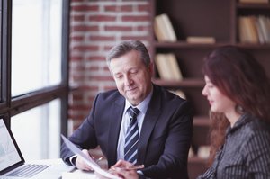 Zwei Personen in einem Beratungsgespräch. Foto: @ yurolaitsalbert-Fotolia.com