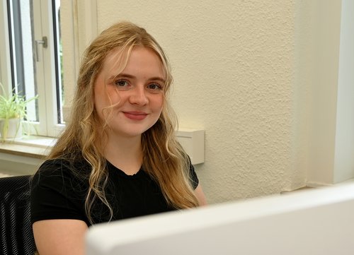 Emily Kobatsch. Foto: Kira Hönicke/ Kreis Soest Emily Kobatsch hat im September 2023 die Ausbildung zur Kauffrau für Büromanagement beim Kreis Soest begonnen und teilt Einblicke in ihren Ausbildungsalltag. Foto: Kira Hönicke/ Kreis Soest