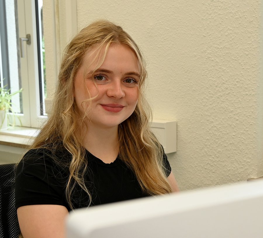 Emily Kobatsch hat im September 2023 die Ausbildung zur Kauffrau für Büromanagement beim Kreis Soest begonnen und teilt Einblicke in ihren Ausbildungsalltag. Foto: Kira Hönicke/ Kreis Soest