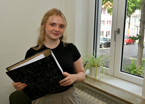 Kreiskasse und Vollstreckung. Foto: Kira Hönicke/ Kreis Soest Ihren aktuellen Praxisabschnitt absolviert die angehende Kauffrau für Büromanagement, Emily Kobatsch, im Sachgebiet Kreiskasse und Vollstreckung. Dort verbucht sie Zahlungen, erstellt Ratenpläne und kümmert sich um Erstattungen. Foto: Kira Hönicke/ Kreis Soest