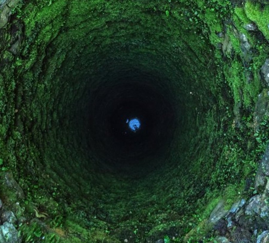 Blick von oben in einen Brunnen. Foto: © ivan kmit - Fotolia.com