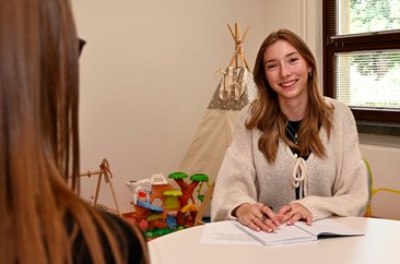 In ihrer Arbeit führt Inken Rödiger oft Gespräche mit Klientinnen und Klienten. Die theoretischen Grundlagen zur Gesprächsführung lernt sie an der Uni und kann sie in ihren Praxisphasen direkt anwenden. Foto: Kira Hönicke/ Kreis Soest