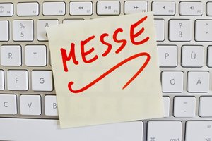 Notizzettel "Messe" auf Tastatur. Foto: © Gina Sanders - Fotolia.com