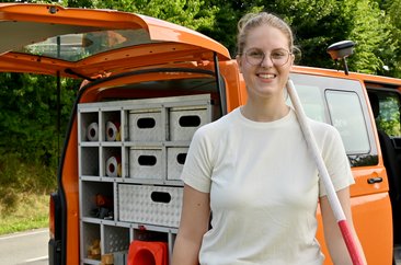 Johanna Grae macht seit Herbst 2023 die Ausbildung zur Vermessungstechnikerin beim Kreis Soest. Besonders gut gefällt ihr, dass sie so viele Ecken im Kreisgebiet kennenlernt. Foto: Kira Hönicke/ Kreis Soest