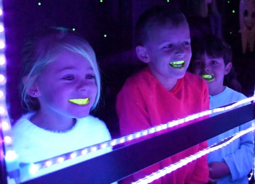 Schülerinnen und Schüler im Kariestunnel Schülerinnen und Schüler im Kariestunnel