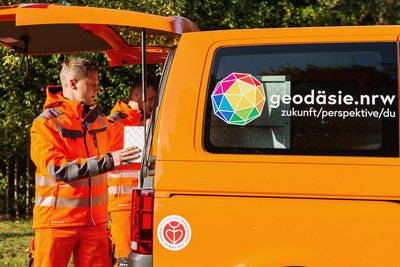 Mitarbeiter des Kreises bei einer Gebäudeeinmessung. Foto: Thomas Grimm