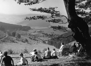 Altes schwarz-weiß Foto von einer Gruppe junger Menschen im Arnsberger Wald - Foto: Zweckverband Naturpark Arnsberger Wald