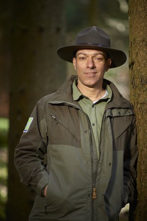 Ranger Roland Sadlowski auf der Sauerland-Waldroute Foto: Klaus-Peter-Kappest Ranger Roland Sadlowski auf der Sauerland-Waldroute Foto: Klaus-Peter-Kappest