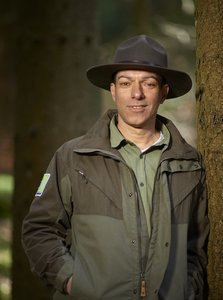 Ranger Roland Sadlowski auf der Sauerland-Waldroute Foto: Klaus-Peter-Kappest Ranger Roland Sadlowski auf der Sauerland-Waldroute Foto: Klaus-Peter-Kappest