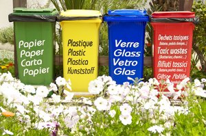 Foto: © jogyx - Fotolia.com Vier bunte Mülltonnen. Foto: © jogyx - Fotolia.com