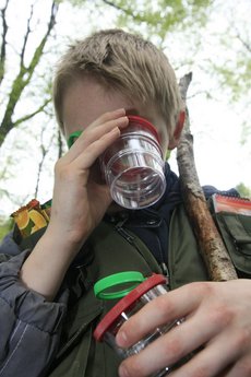 Becherlupe - Foto: Naturpark Arnsberger Wald Kind schaut in eine Becherlupe - Foto: Naturpark Arnsberger Wald
