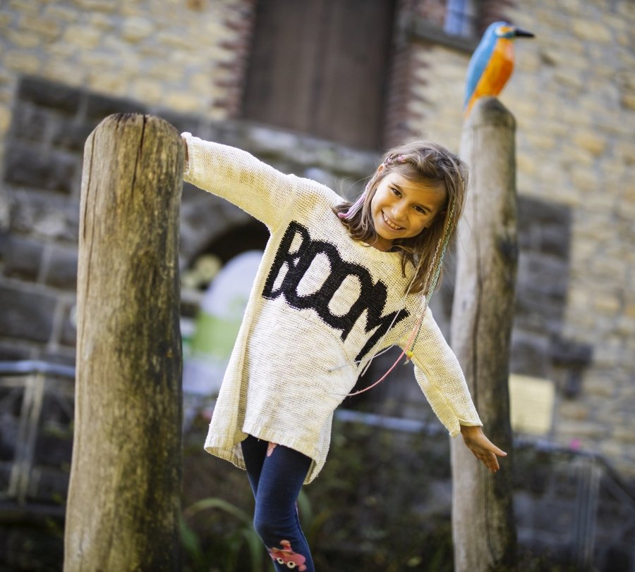 Mädchen vor dem LIZ am Möhnesee / Foto: Sauerland-Tourismus e.V. / Sabrinity / REACT-EU