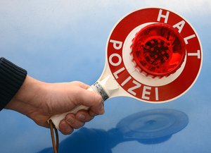 Kelle mit der Aufschrift "Halt - Polizei!". Foto: Thomas Weinstock/Kreis Soest