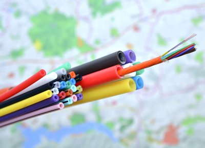 In Sachen Glasfaser früher am Ziel: Wenn die Ausbaugeschwindigkeit so bleibt, wird der Kreis Soest das bundesweite Ziel der flächendeckenden Glasfaserversorgung bis 2030 schon Ende 2028 erreichen können. Foto (Archiv): Thomas Weinstock/Kreis Soest