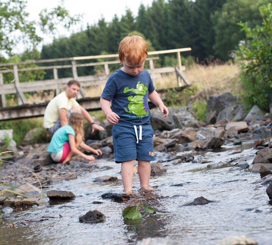 Ein Kind geht auf Naturentdeckungstour im Naturpark Arnsberger Wald - Foto: WFG Kreis Soest