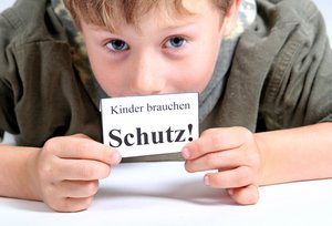 Kinder brauchen Schutz Foto: © Yvonne Bogdanski - Fotolia.com Junge mit Zettel "Kinder brauchen Schutz!". Foto: © Yvonne Bogdanski - Fotolia.com